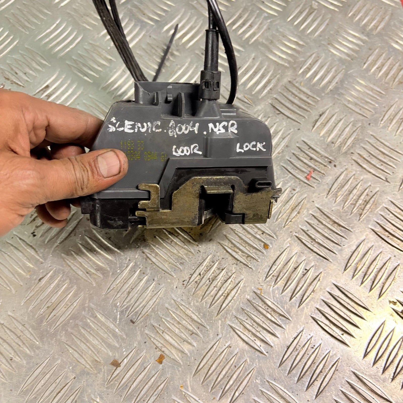 RENAULT SCENIC 2003-209 NSR PASSENGER REAR LEFT SIDE DOOR LOCK CATCH
