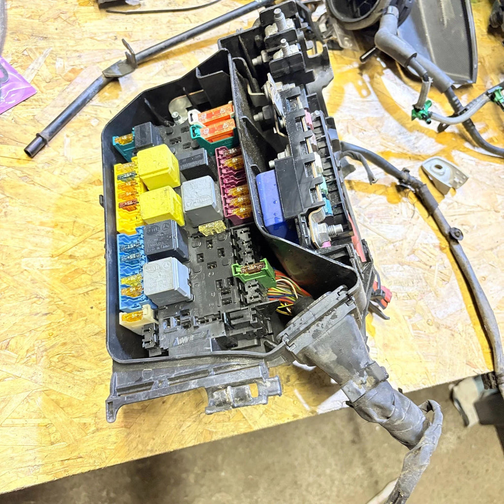MERCEDES 2013 FRONT FUSE RELAY BOX A0025428019