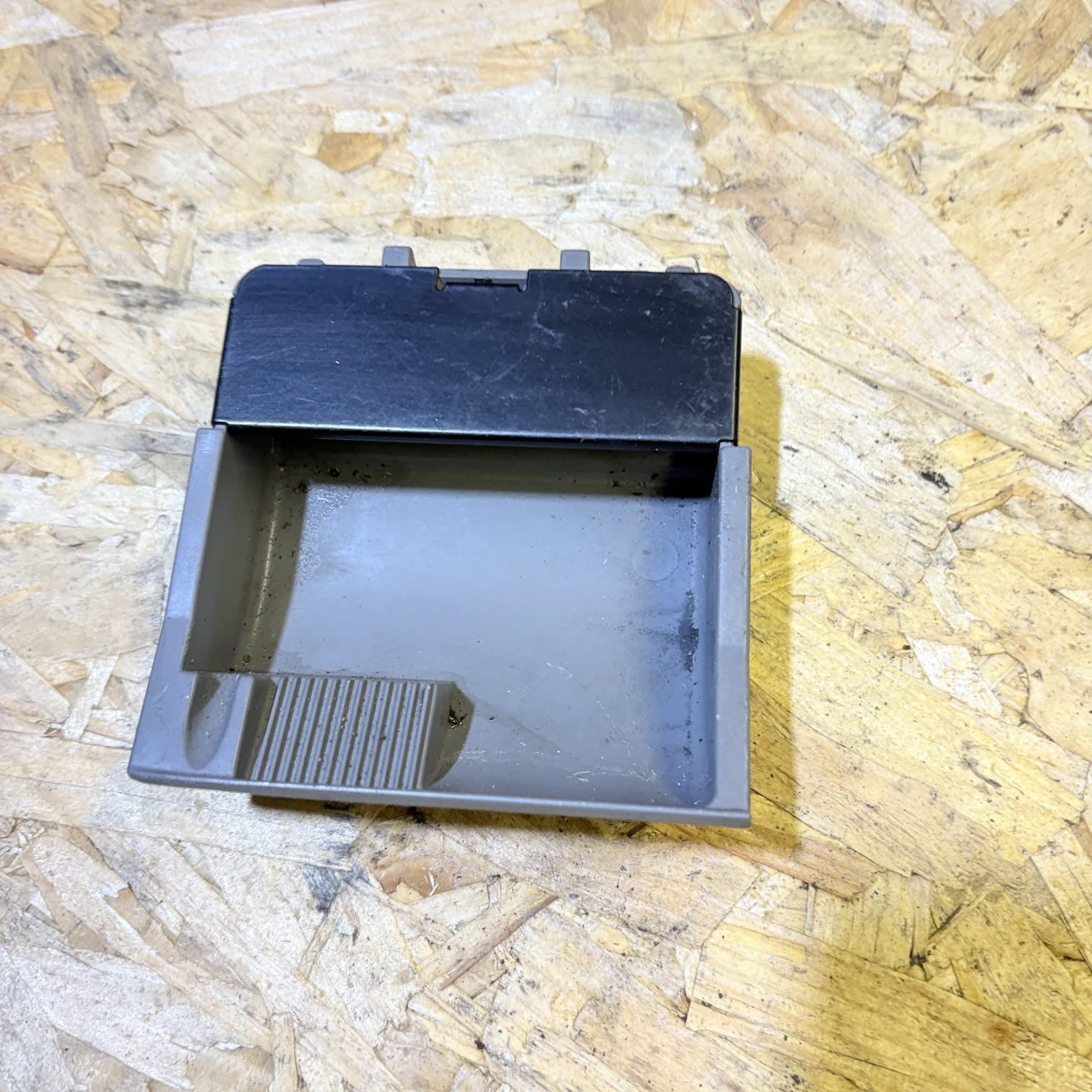 TOYOTA TT FRONT ASH TRAY 1577
