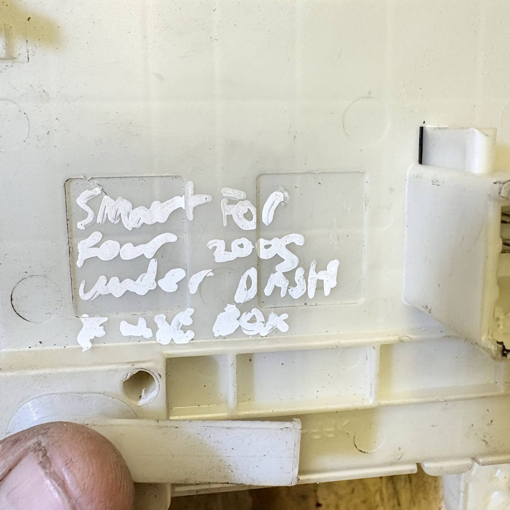 Mitsubishi Colt Smart For Four 2005 under-dash Fuse Box 1571HOA