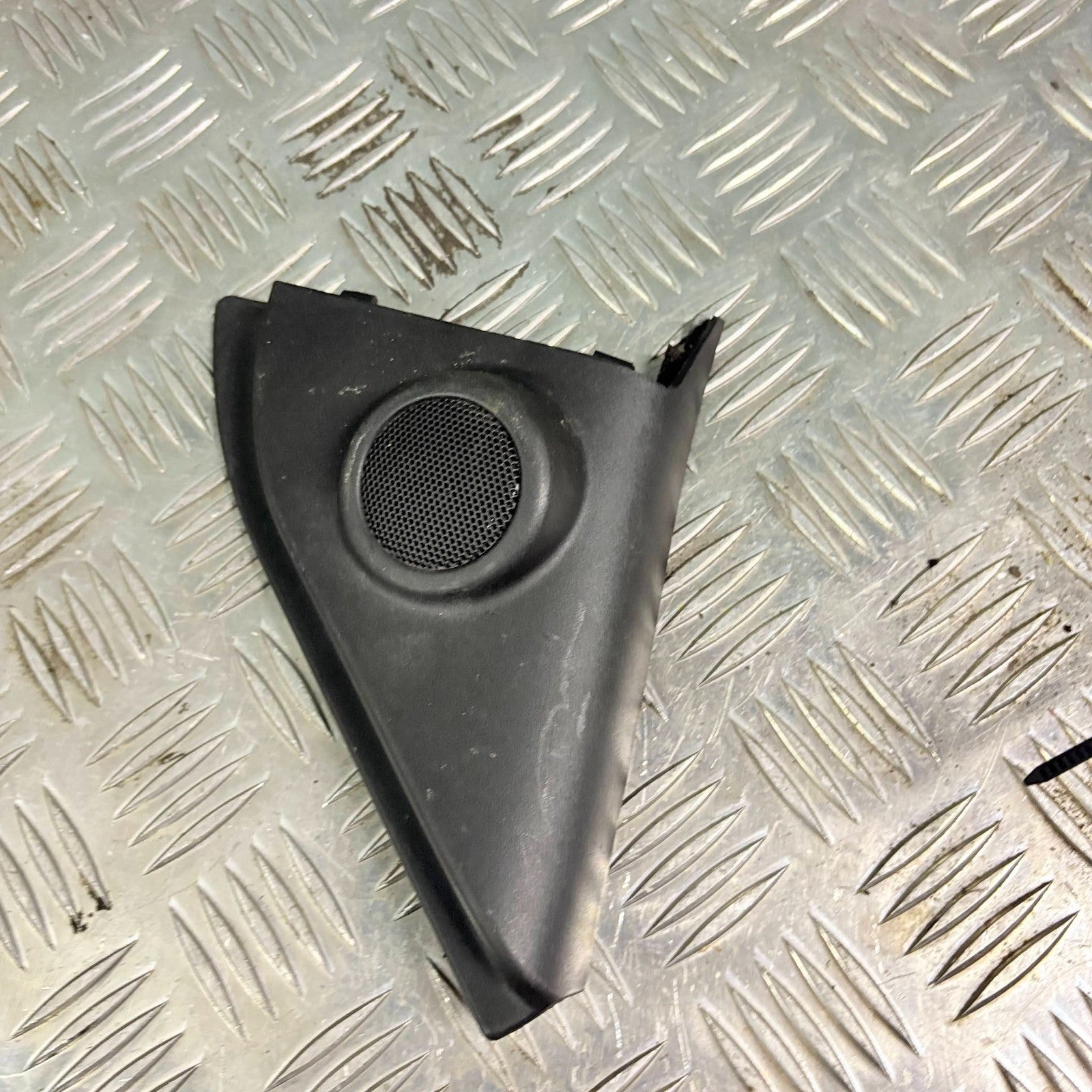 SUZUKI SWIFT 04-10 FRONT PASSENGER LEFT WING MIRROR TWEETER TRIM 84790-63J1