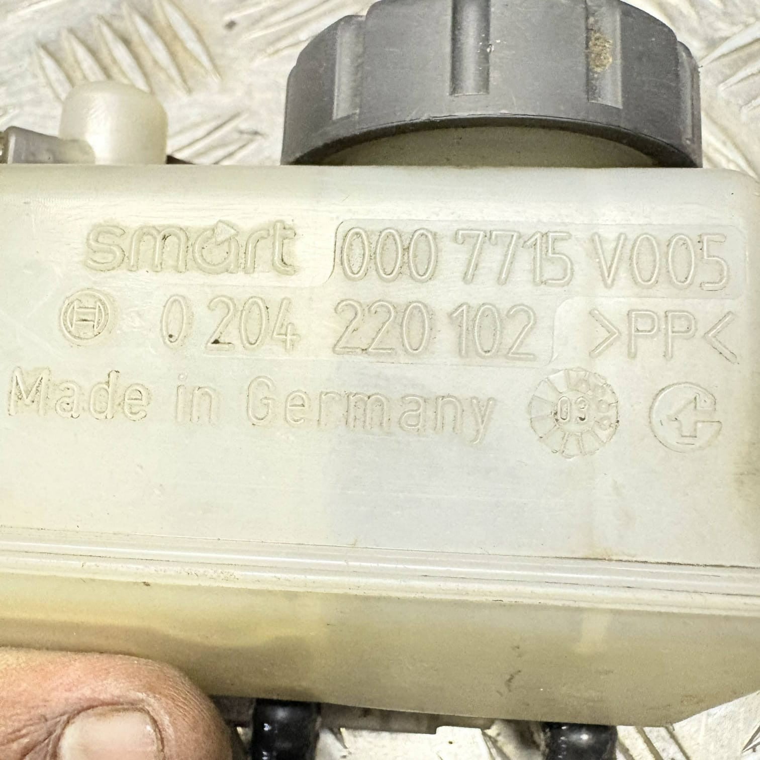 MERCEDES-BENZ S-CLASS Brake Fluid Tank W220 S400 CDI 184kw A2204300002 2003