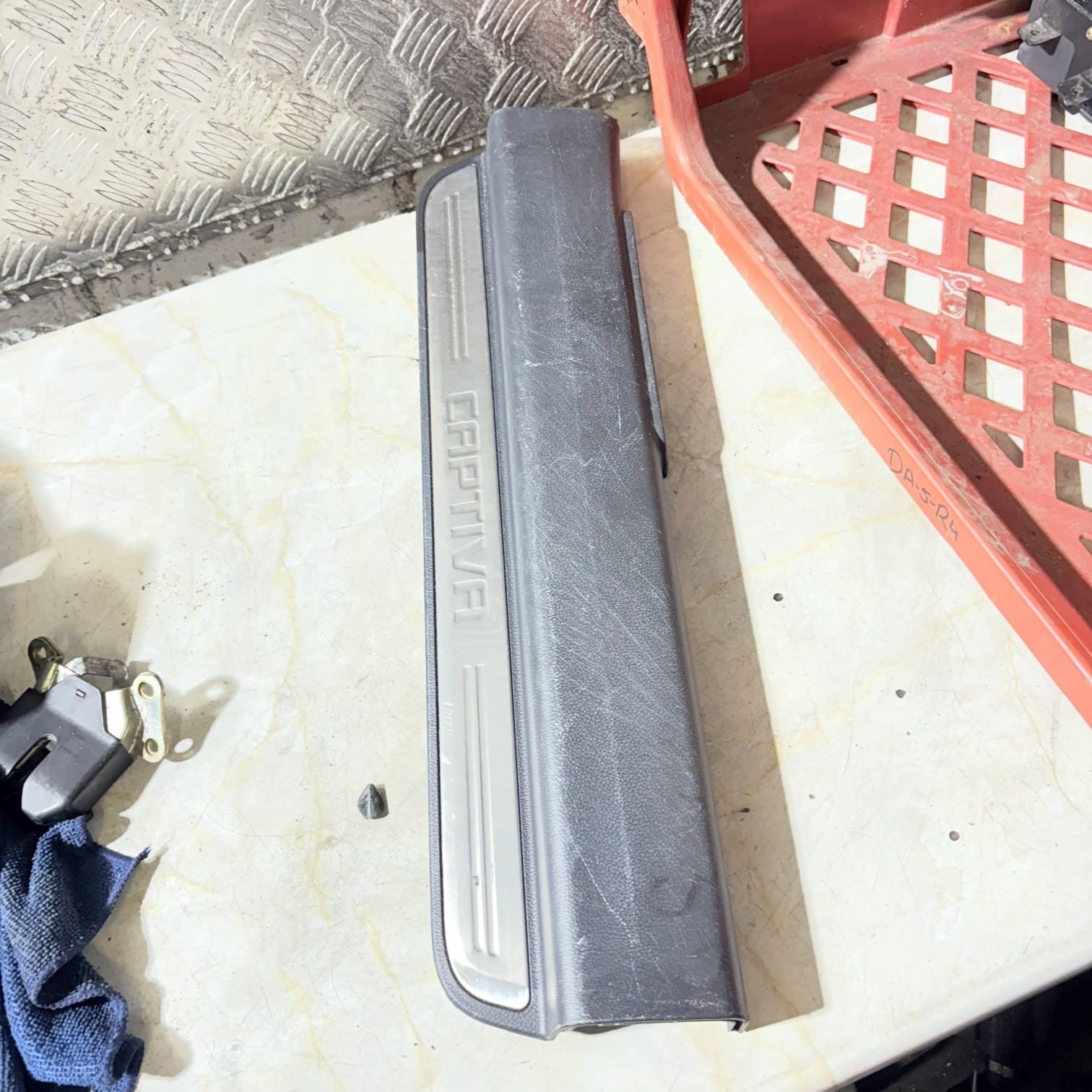 2010 VAUXHALL ANTARA Driver FRONT DOOR SILL KICK PLATE 96630459
