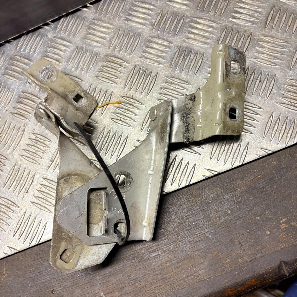 011074E Front Left Passenger Side Bonnet Hinge Renault Megane MK2 2002-2008 OEM
