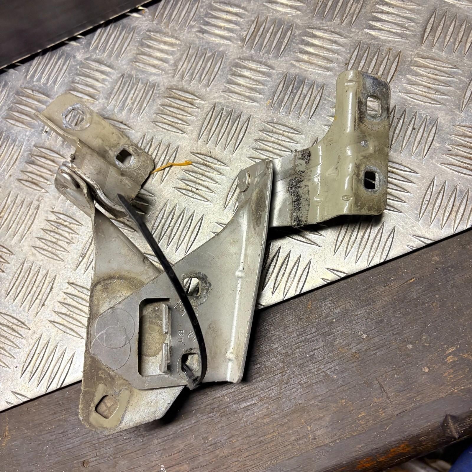 011074E Front Left Passenger Side Bonnet Hinge Renault Megane MK2 2002-2008 OEM