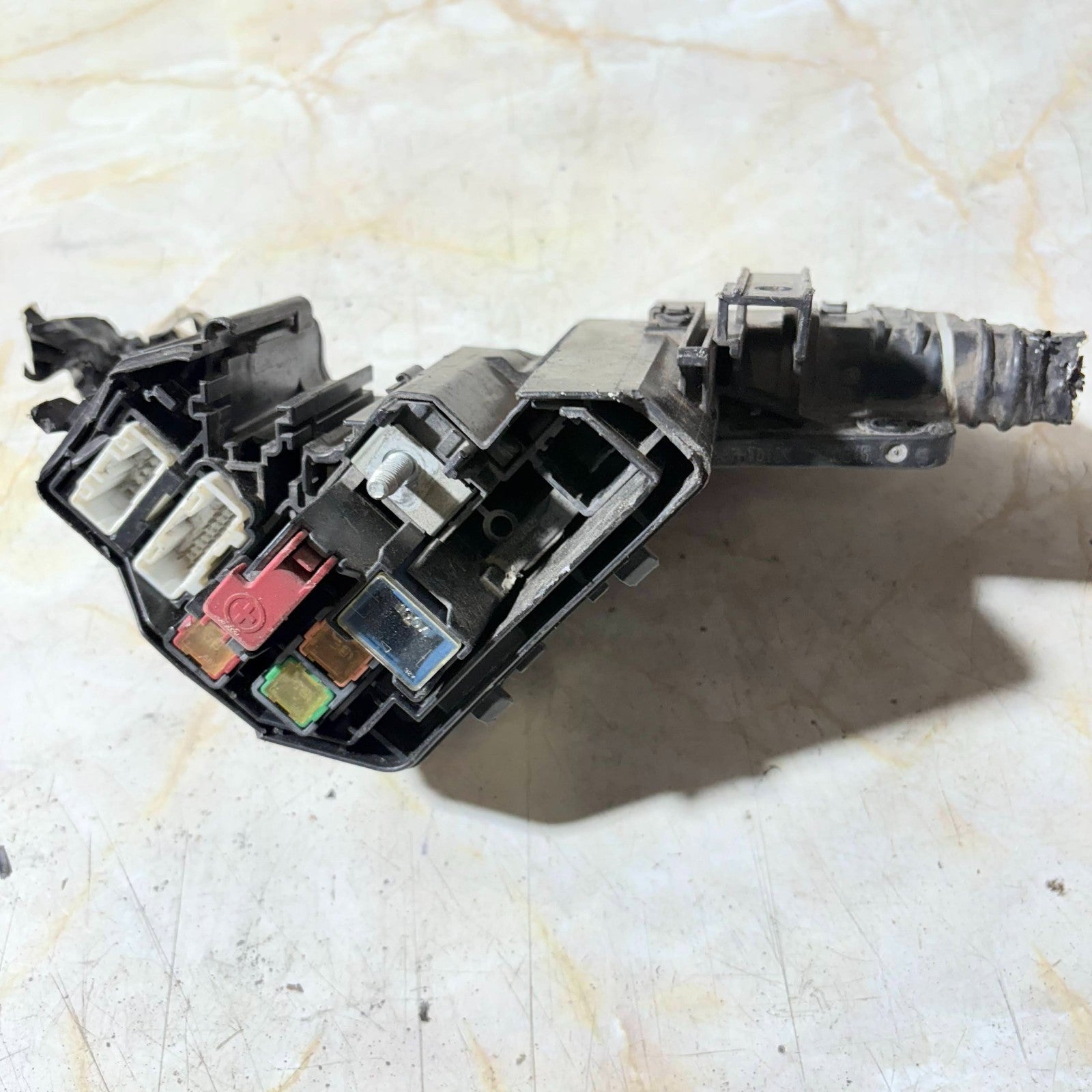 TOYOTA YARIS NHP130 2014 HYBRID 5DR ENGINE BAY FUSE RELAY BOX 1NZ-FXE CUT LOOM
