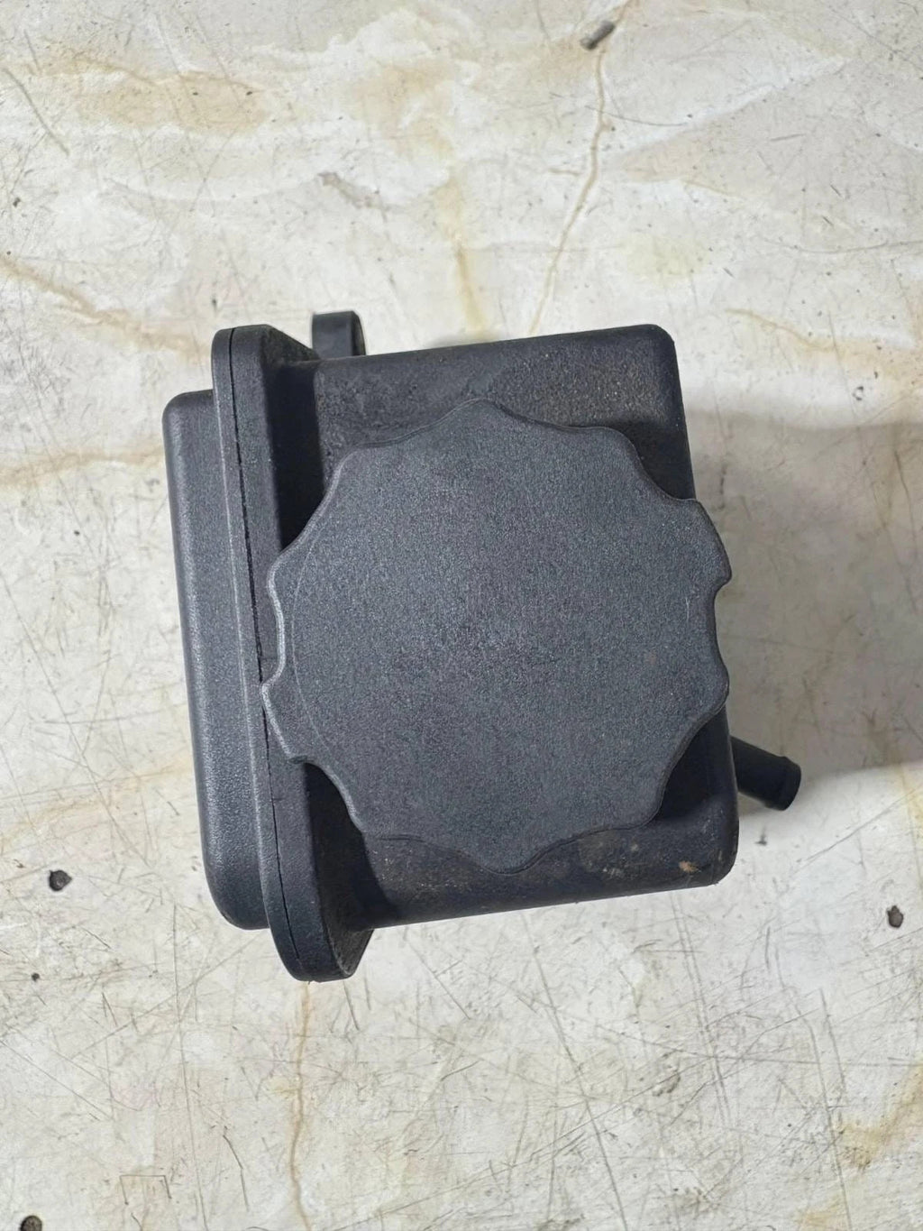 Mercedes Power Steering Pump Reservoir A0004600183