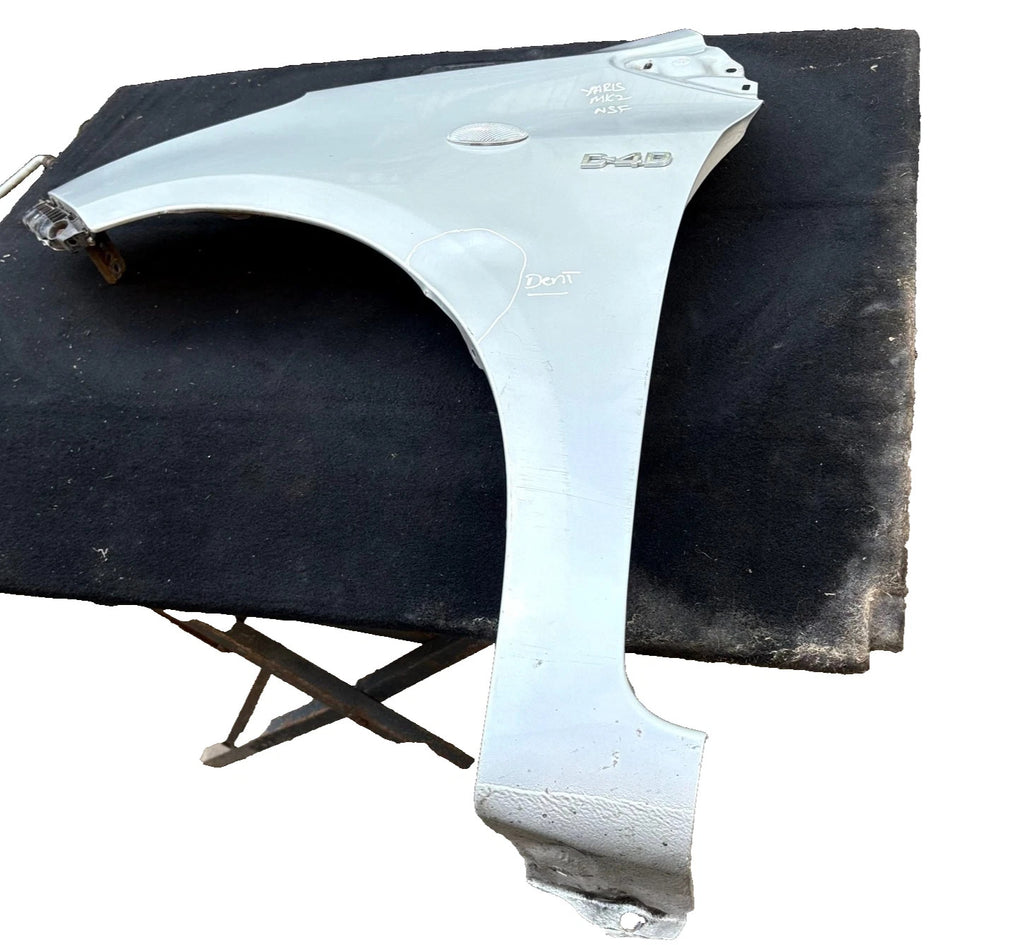 Toyota Yaris MK2 Front Left Wing Fender & Bumper Retainer Bracket 05-11