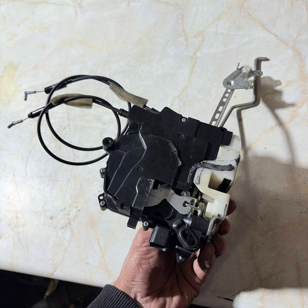 2004 MITSUBISHI OUTLANDER DOOR LOCK DRIVER FRONT RIGHT SIDE