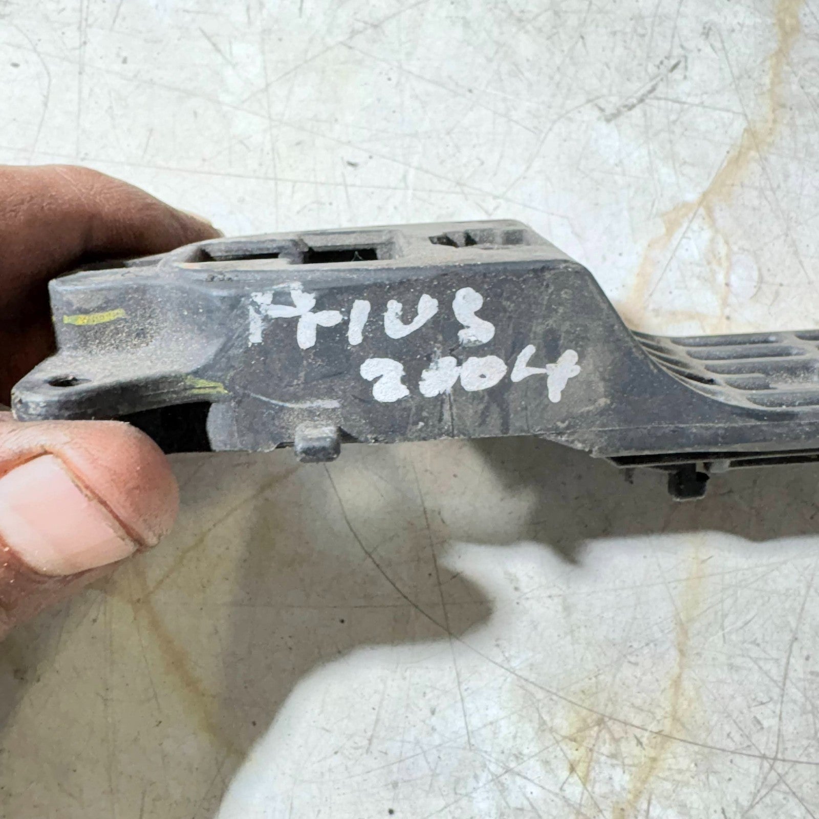 TOYOTA PRIUS XW20 2004-2009 DOOR HANDLE BRACKET DRIVER SIDE FRONT