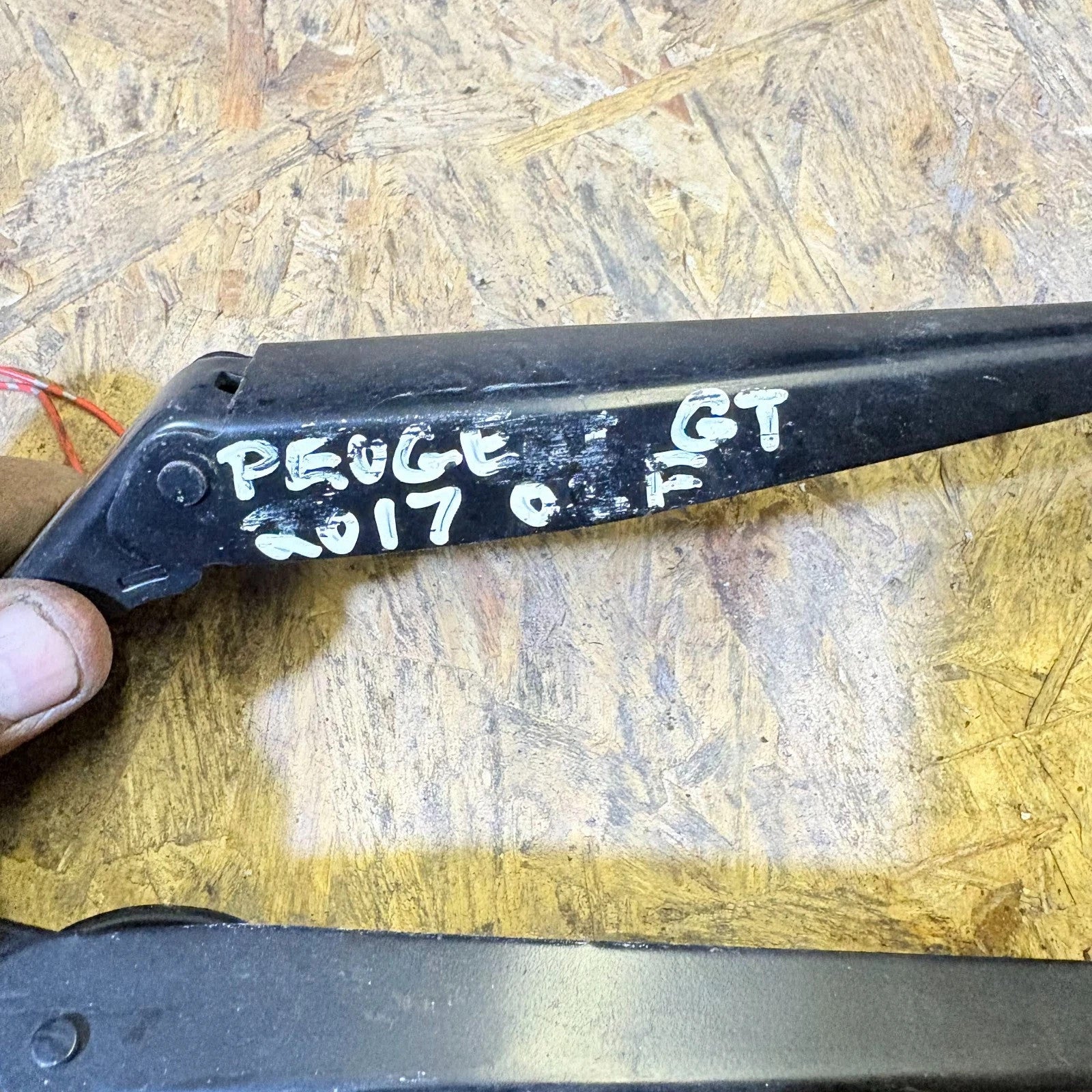 PEUGEOT GT 2017 PAIR OF FRONT WINDSCREEN WIPER ARMS 9673916780