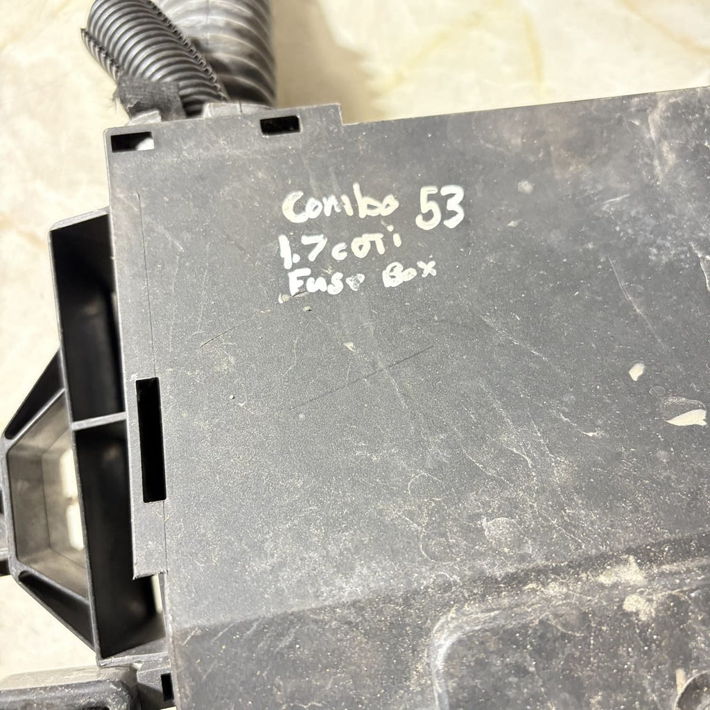 Vauxhall Combo C Mk2 1.7 CDTI Z17DTH Engine Bay Fuse Relay Box Delphi Loom