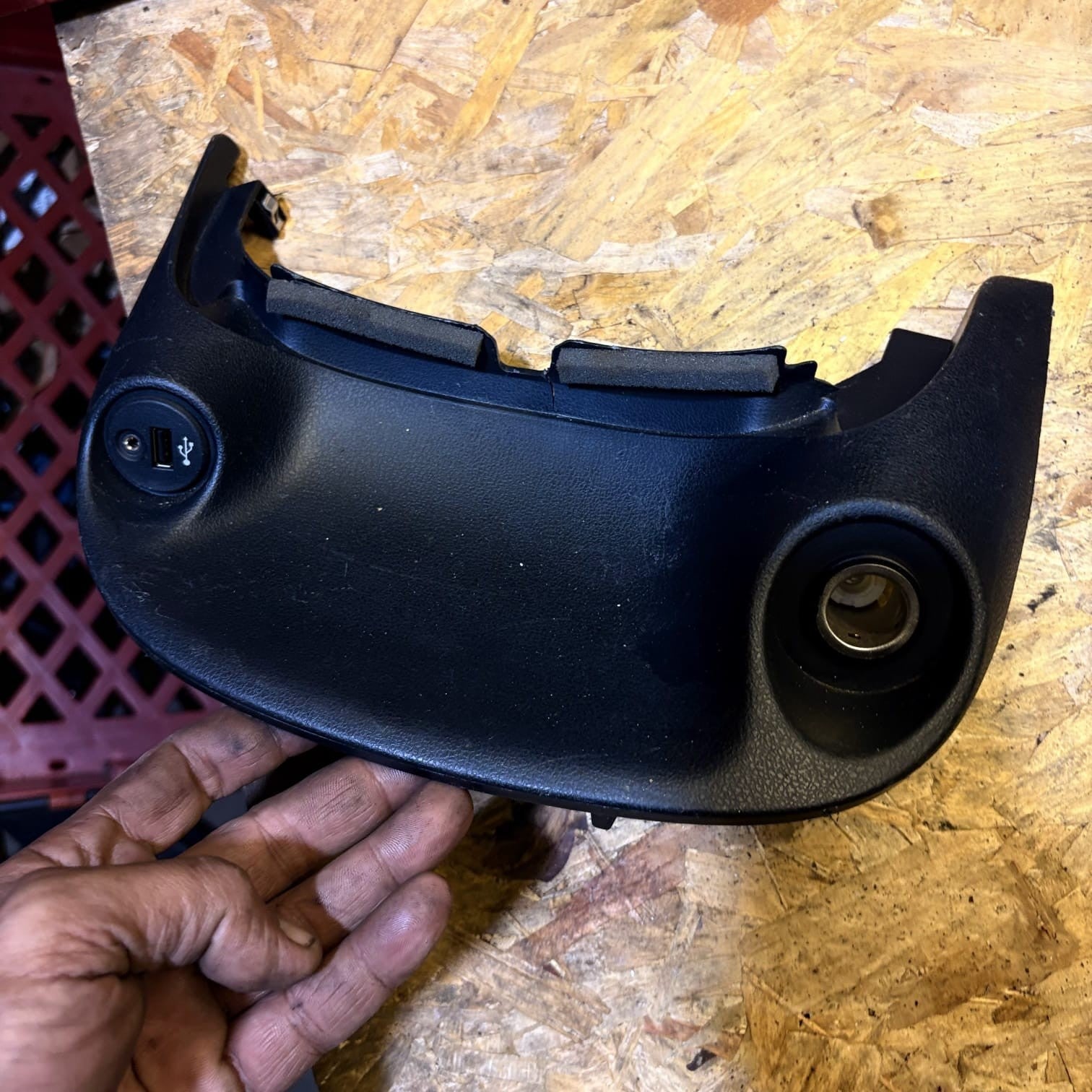 Nissan Juke F15 1.2L Centre Console Trim with USB/AUX Port 682521KE0A 2015