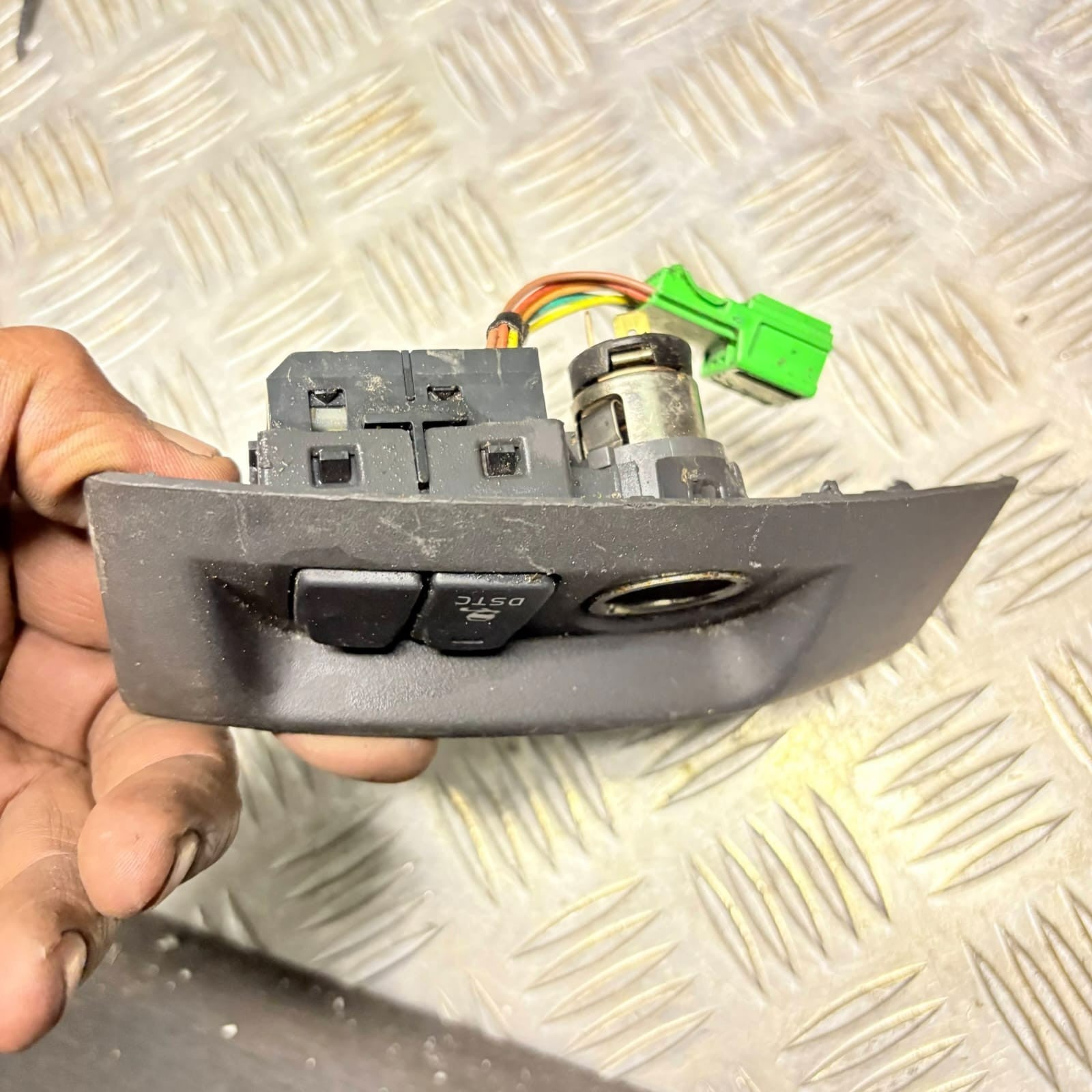VOLVO S40 1995-2012 POWER SOCKET OUTLET DSTC SWITCH 8691530