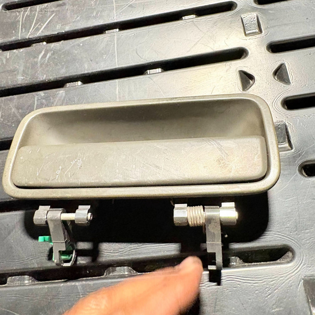 LAND ROVER FREELANDE 98-06 DOOR HANDLE REAR DRIVER RIGHT SIDE CXB101530XXX