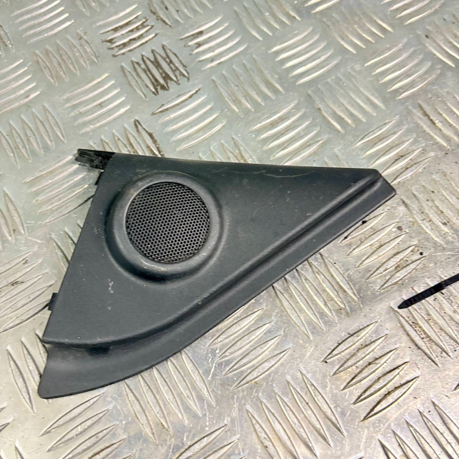 SUZUKI SWIFT 04-10 FRONT PASSENGER LEFT WING MIRROR TWEETER TRIM 84790-63J1