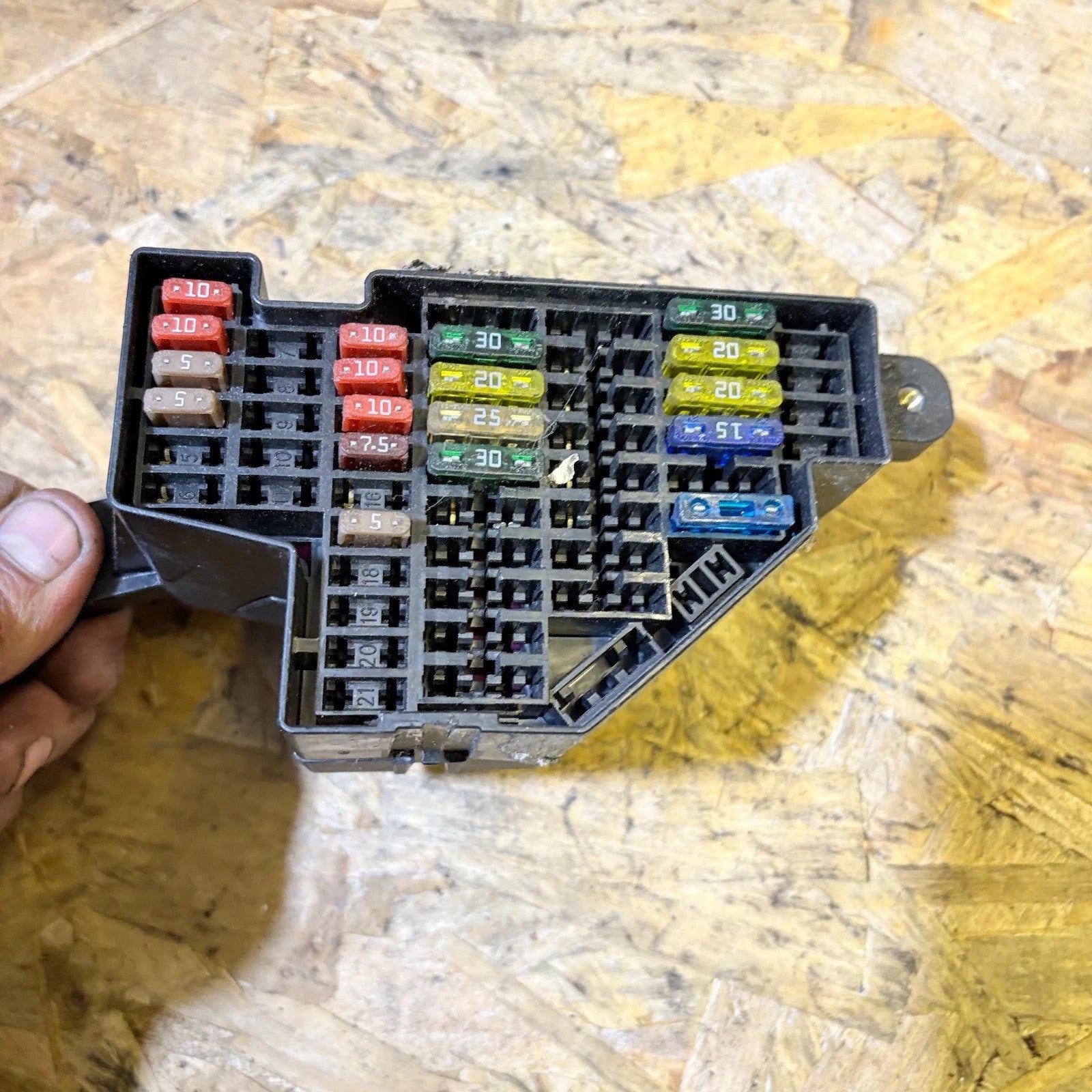2008 VOLKSWAGEN JETTA FUSE BOX