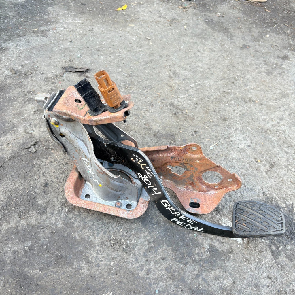 Nissan Juke MK1 F15 6 SPEED MANUAL 2014 Brake Pedal With Sensor