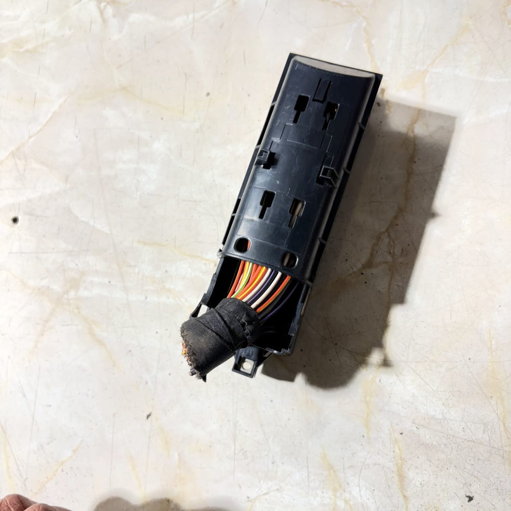 2011 VOLKSWAGEN POLO FUSE BOX 120921205
