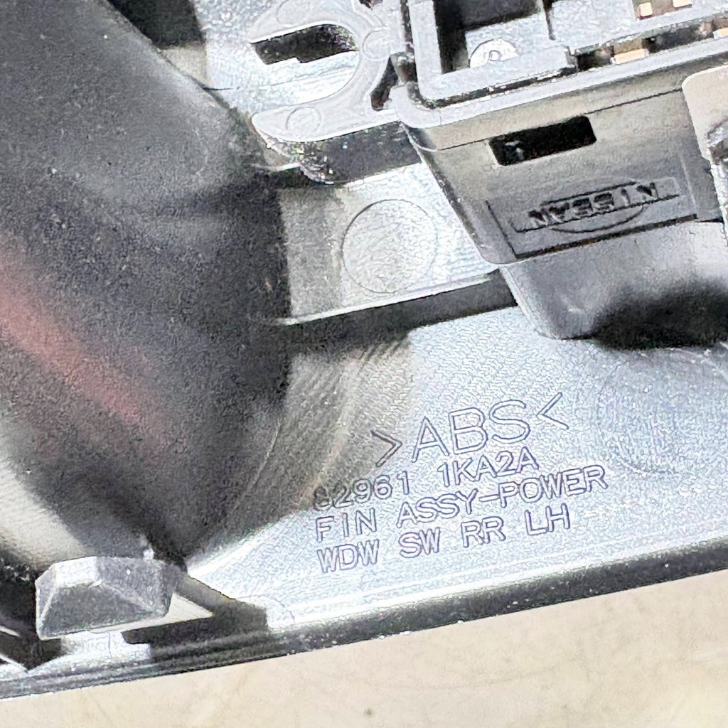 Nissan Juke F15 2010–2014 Front Right Driver Side Window Switch 82961-1KA2A
