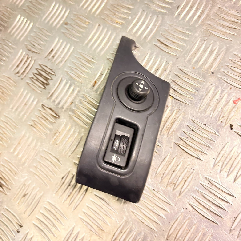 2005 CITROEN BERLINGO WING MIRROR AND HEADLIGHT ADJUSTER SWITCH