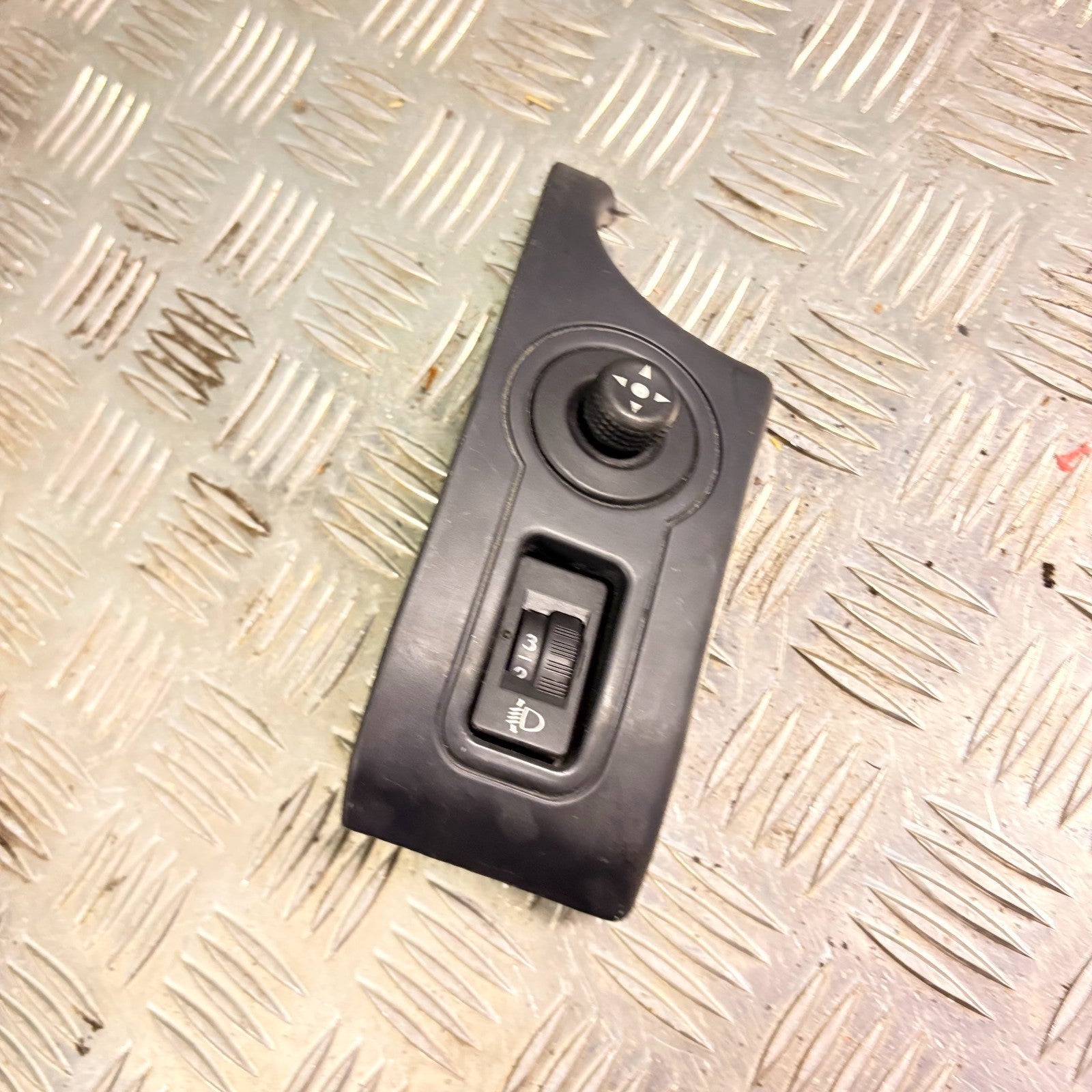 2005 CITROEN BERLINGO WING MIRROR AND HEADLIGHT ADJUSTER SWITCH