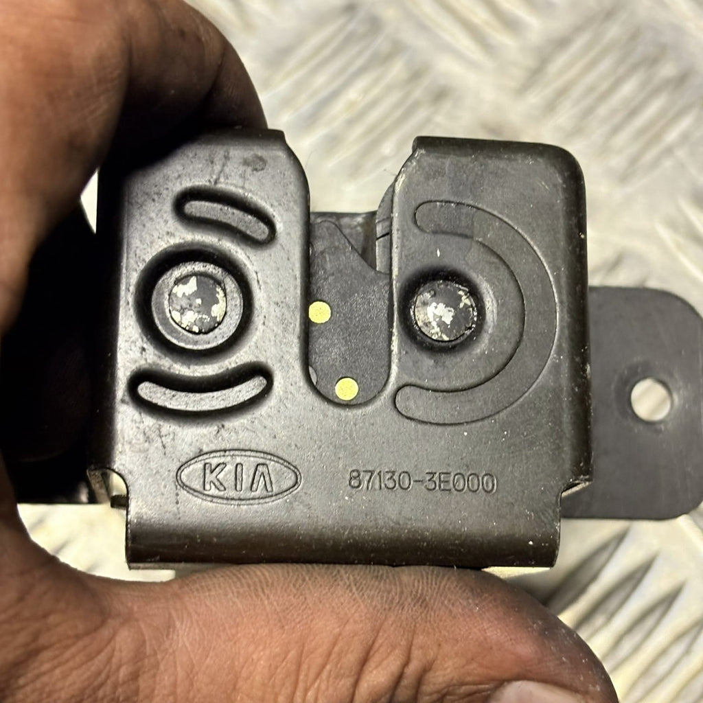 KIA SORENTO MK1 2005 TAILGATE OPENING WINDOW LOCKING CATCH MECHANISM 87130-3E000