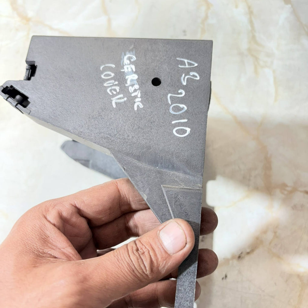 AUDI A3 8P 5DR GEAR LEVER PLASTIC BRACKET 8P0863531A (2010)