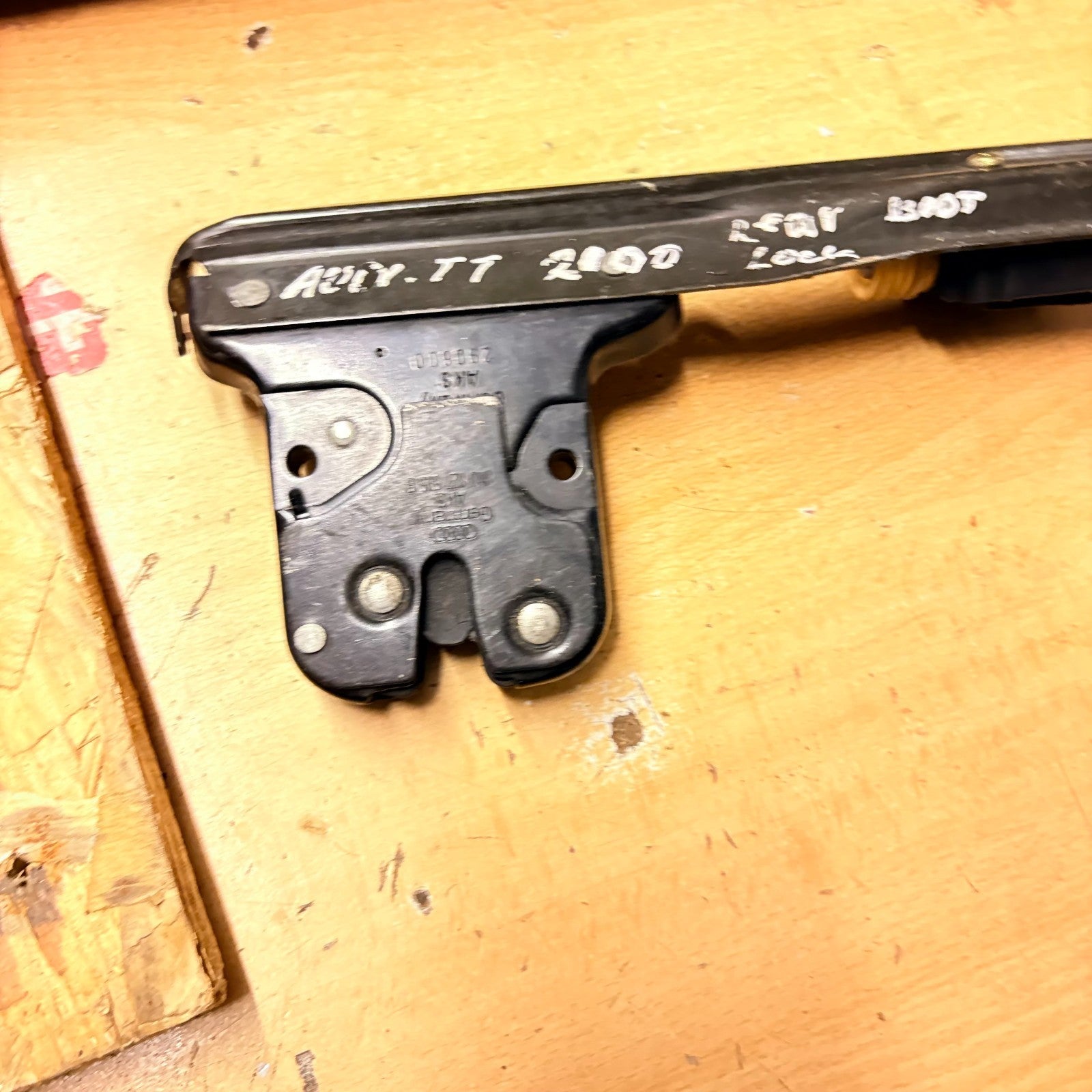 Audi TT Trunk Lid Lock Tailgate Boot Latch Catch Mechanism Rear 2000