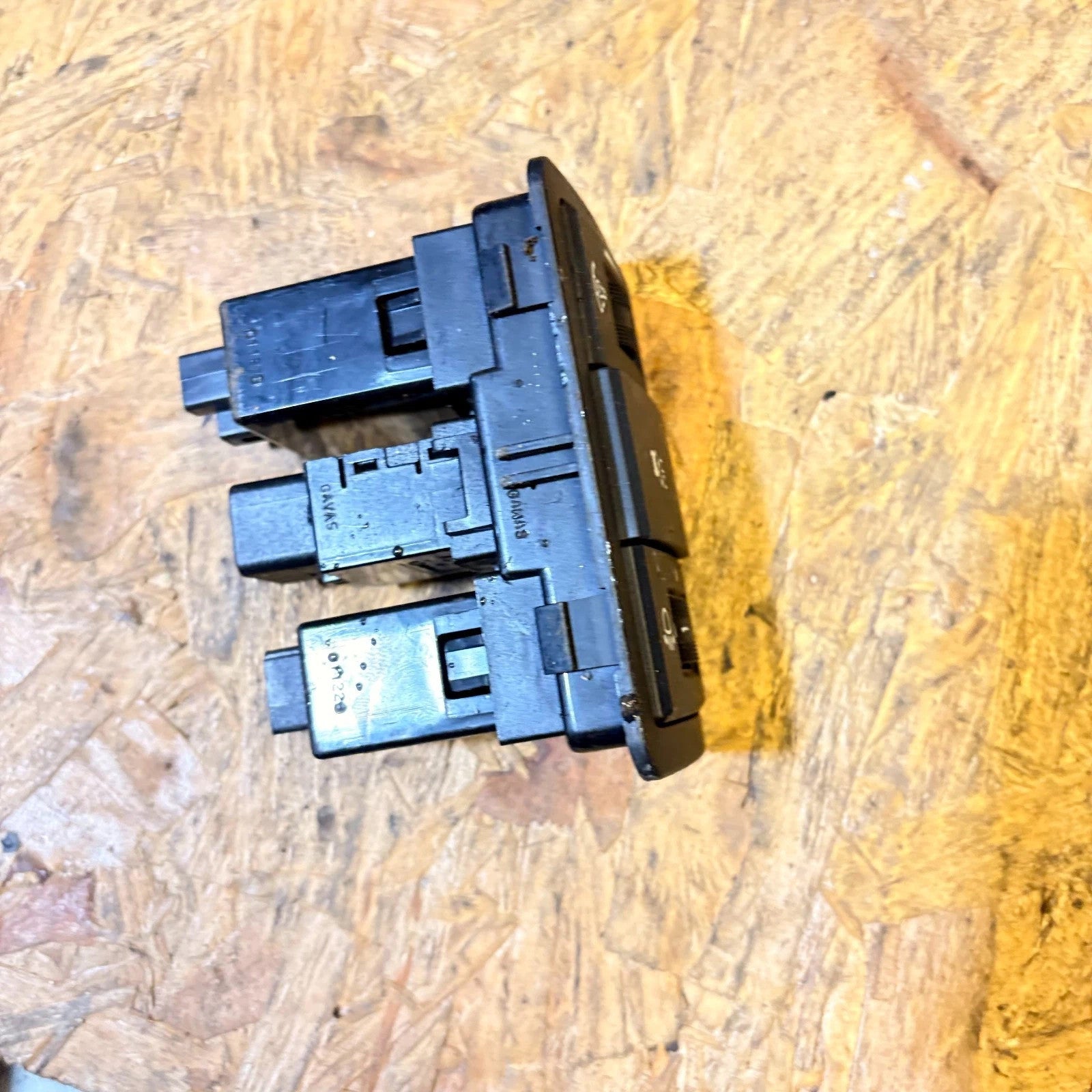 HYUNDAI I20 HEADLIGHT LEVEL ADJUSTER SWITCH 2011