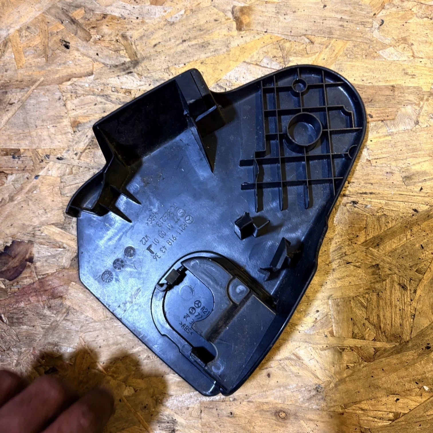 Mercedes E class W211 FRONT LEFT SEAT BELT COVER TRIM a2119184336