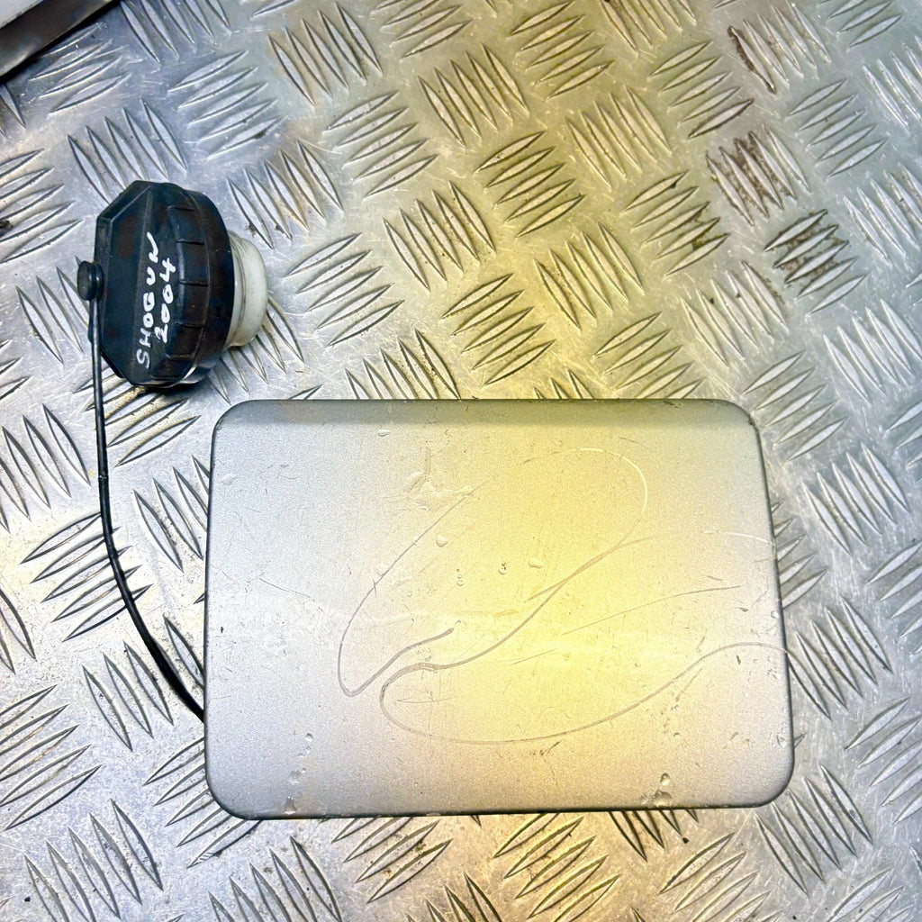 Mitsubishi Shogun 2004 Fuel door Gas cover Tank cap (FUEL FILLER FLAP)