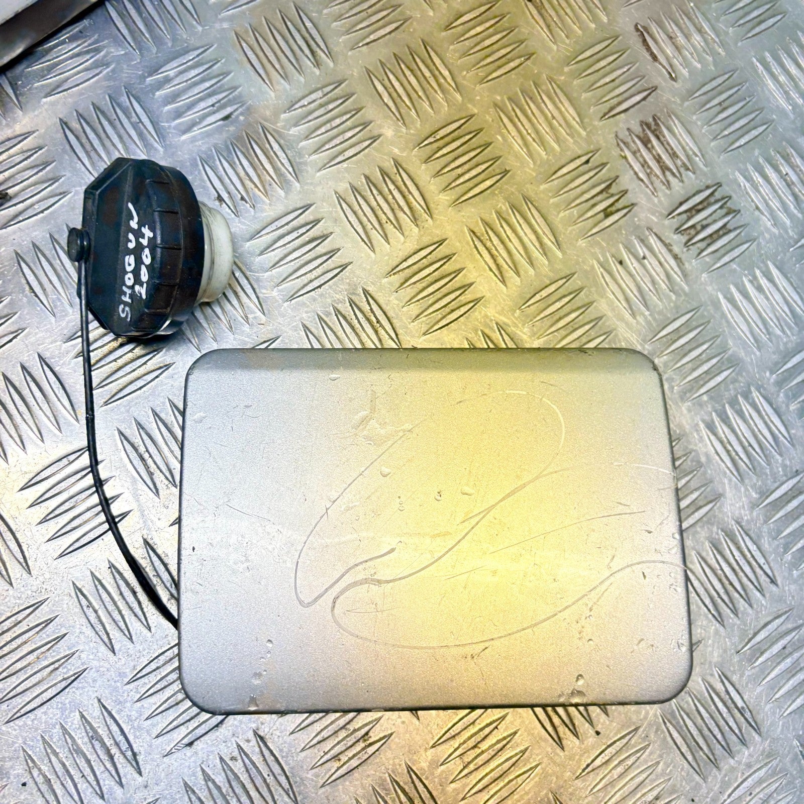 Mitsubishi Shogun 2004 Fuel door Gas cover Tank cap (FUEL FILLER FLAP)