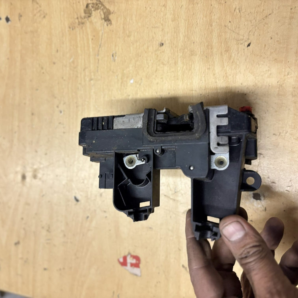 Door lock mech solenoid Driver Rear OPLE Vectra C Signum ident QX 13210763 2006