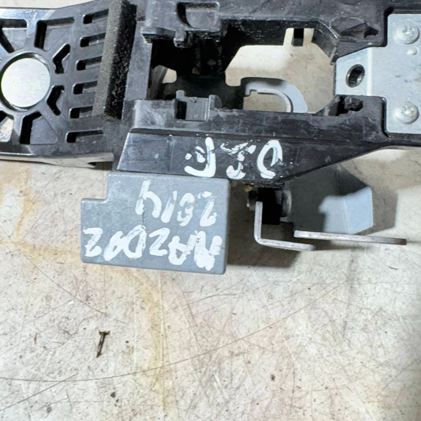 MAZDA 2 2014 DRIVER SIDE FRONT EXTERIOR HANDLE INNER BRACKET