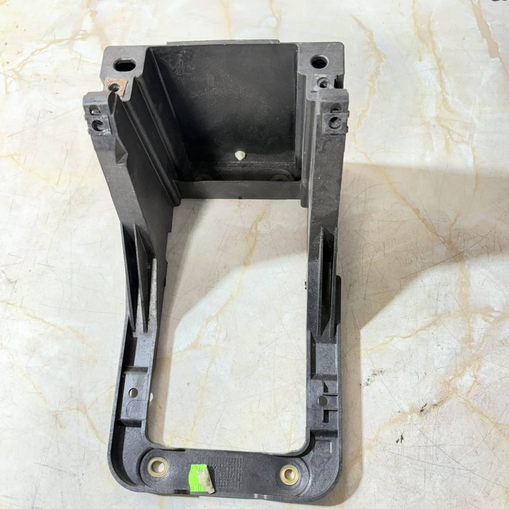 AUDI A3 8P 5DR GEAR LEVER PLASTIC BRACKET 8P0863531A (2010)