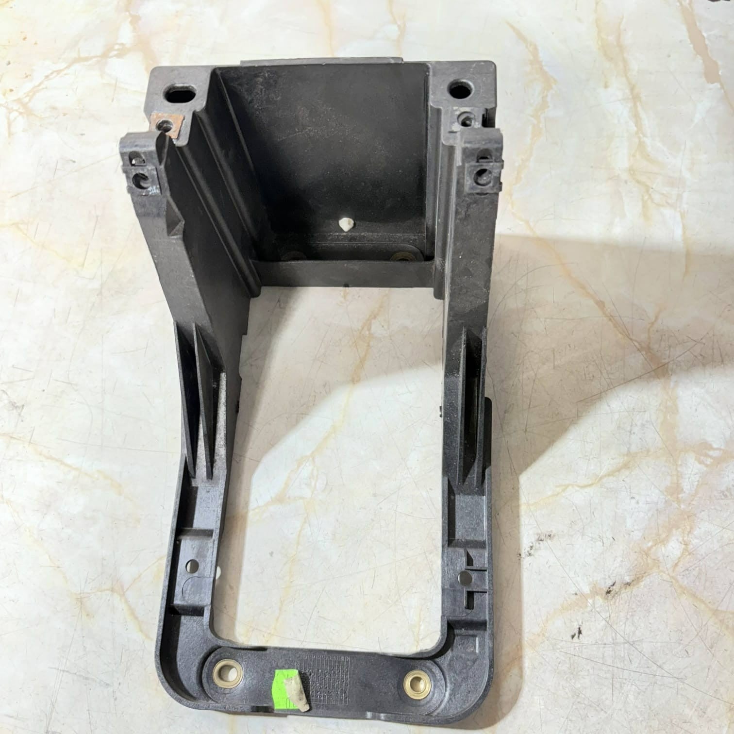 AUDI A3 8P 5DR GEAR LEVER PLASTIC BRACKET 8P0863531A (2010)