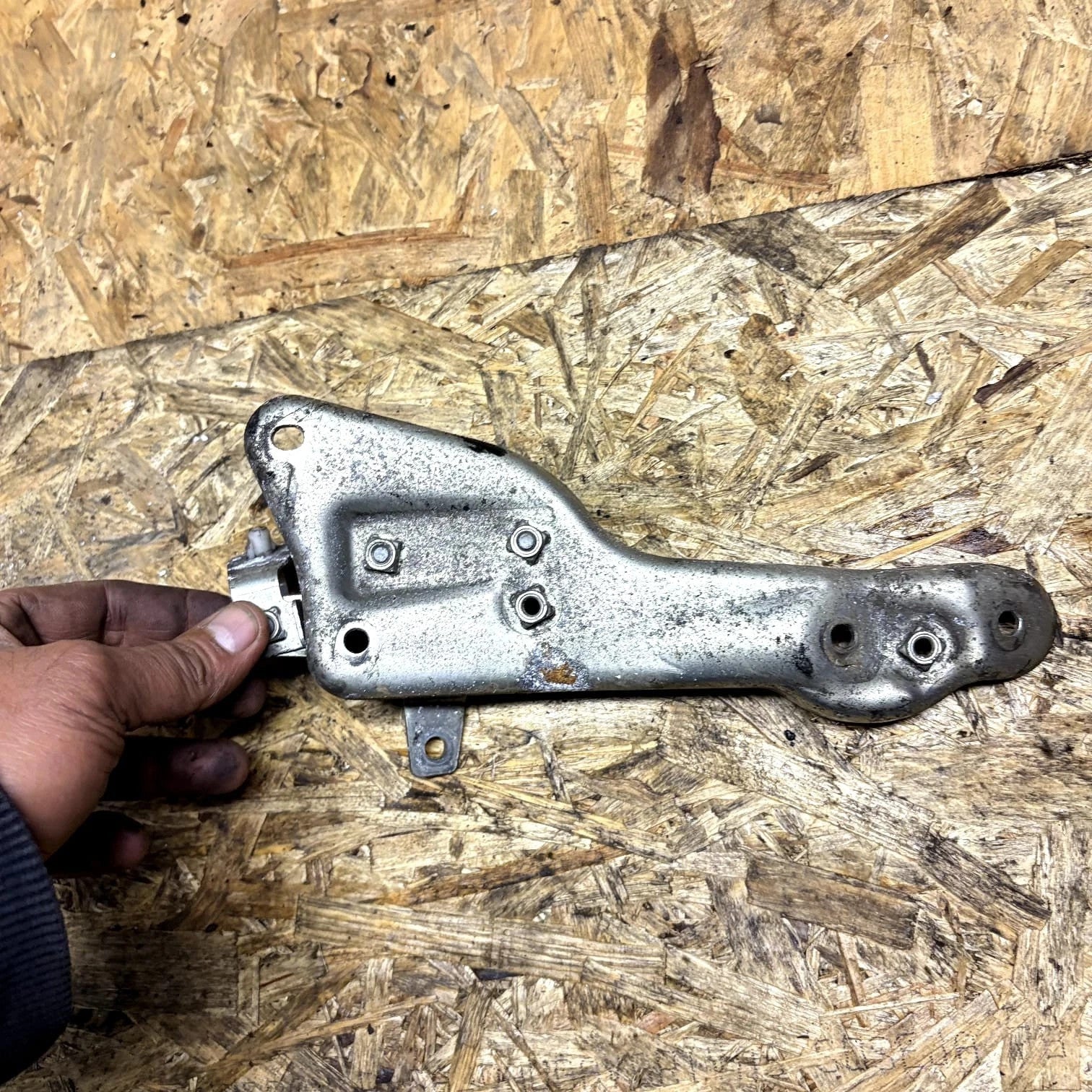 MERCEDES E-CLASS W212 C220 EGR VALVE MOUNT SUPPORT BRACKET A6510901041