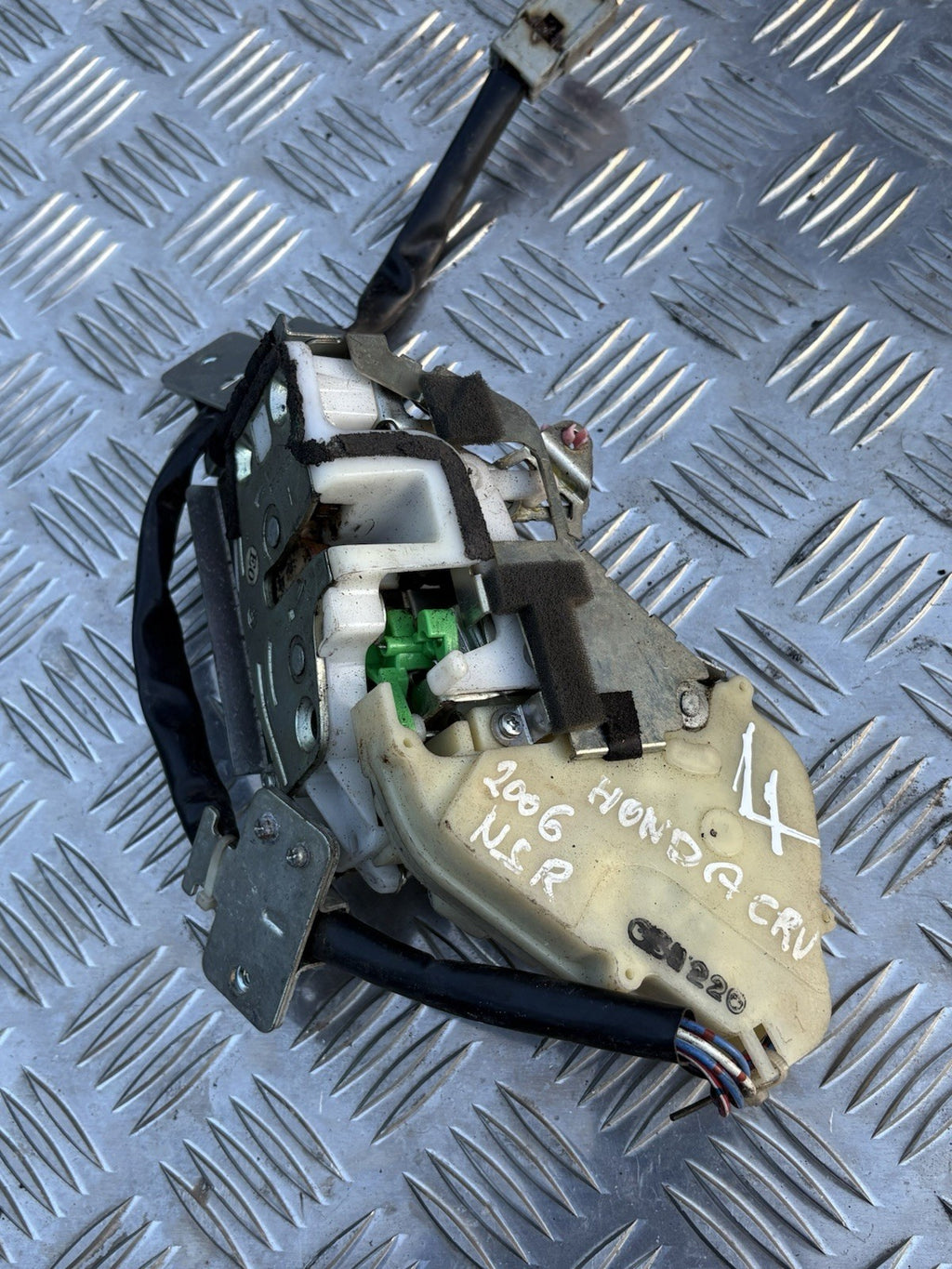 HONDA CRV MK2 NSR PASSENGER REAR DOOR LOCK CATCH 2002-2006