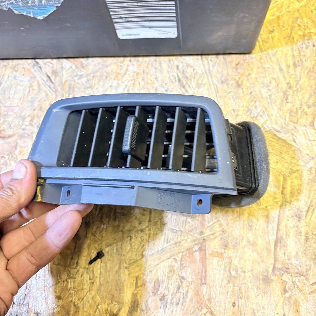 KIA SOUL FRONT CENTRE MIDDLE DASH HEATER AIR VENT LEFT SIDE 97450-2K000 2008-14