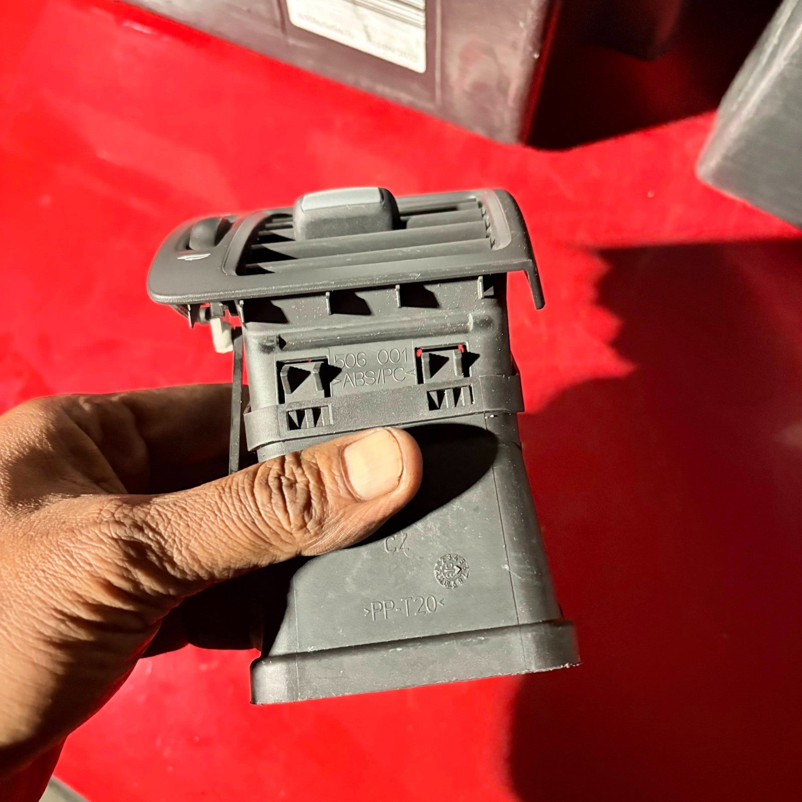 VOLVO FRONT LEFT AIR VENT (PASSENGER SIDE)