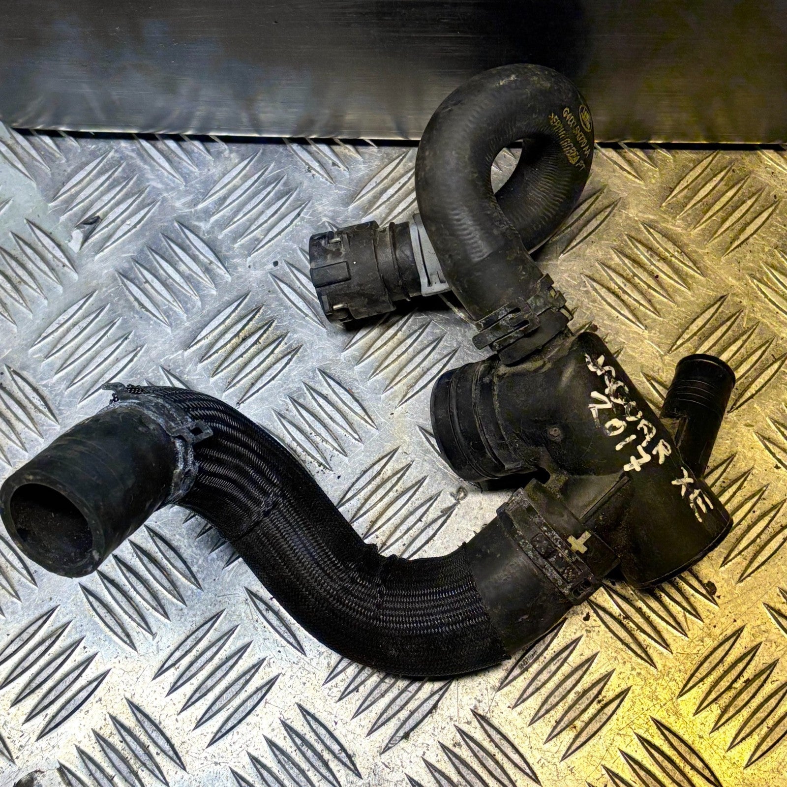 JAGUAR XE ENGINE THERMOSTAT HOUSING G4D3-5H370-AA 2017