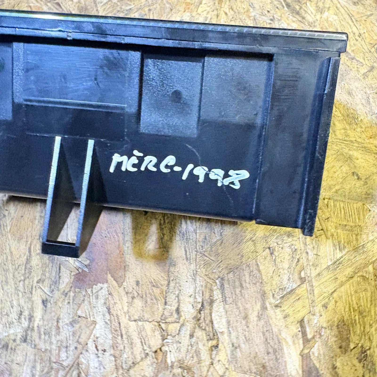 1998 MERCEDES ASHTRAY AND POWER SOCKET