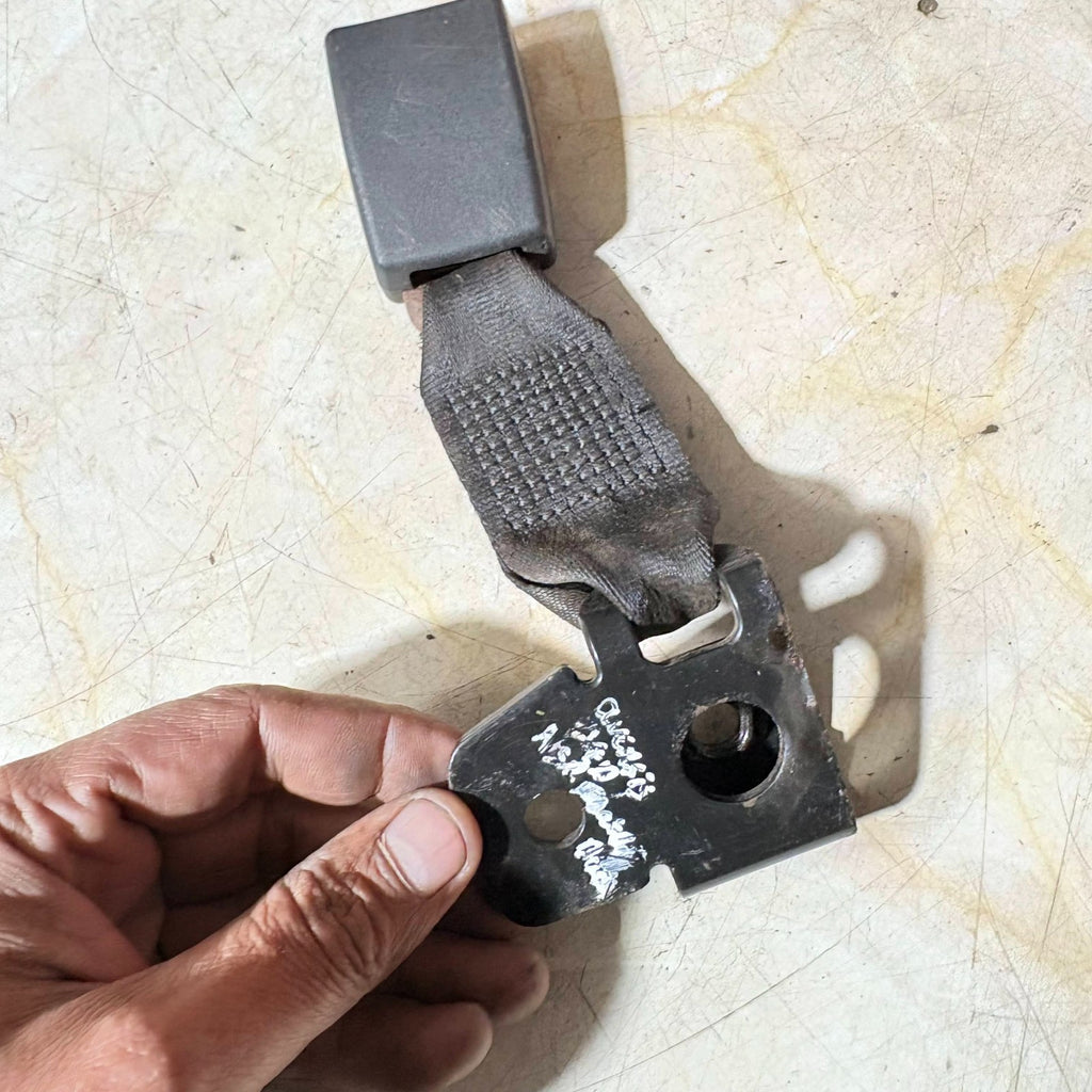 Toyota Avensis Mk1 1997-2003 Left Passenger N/S Rear Seat Belt Stalk Buckle