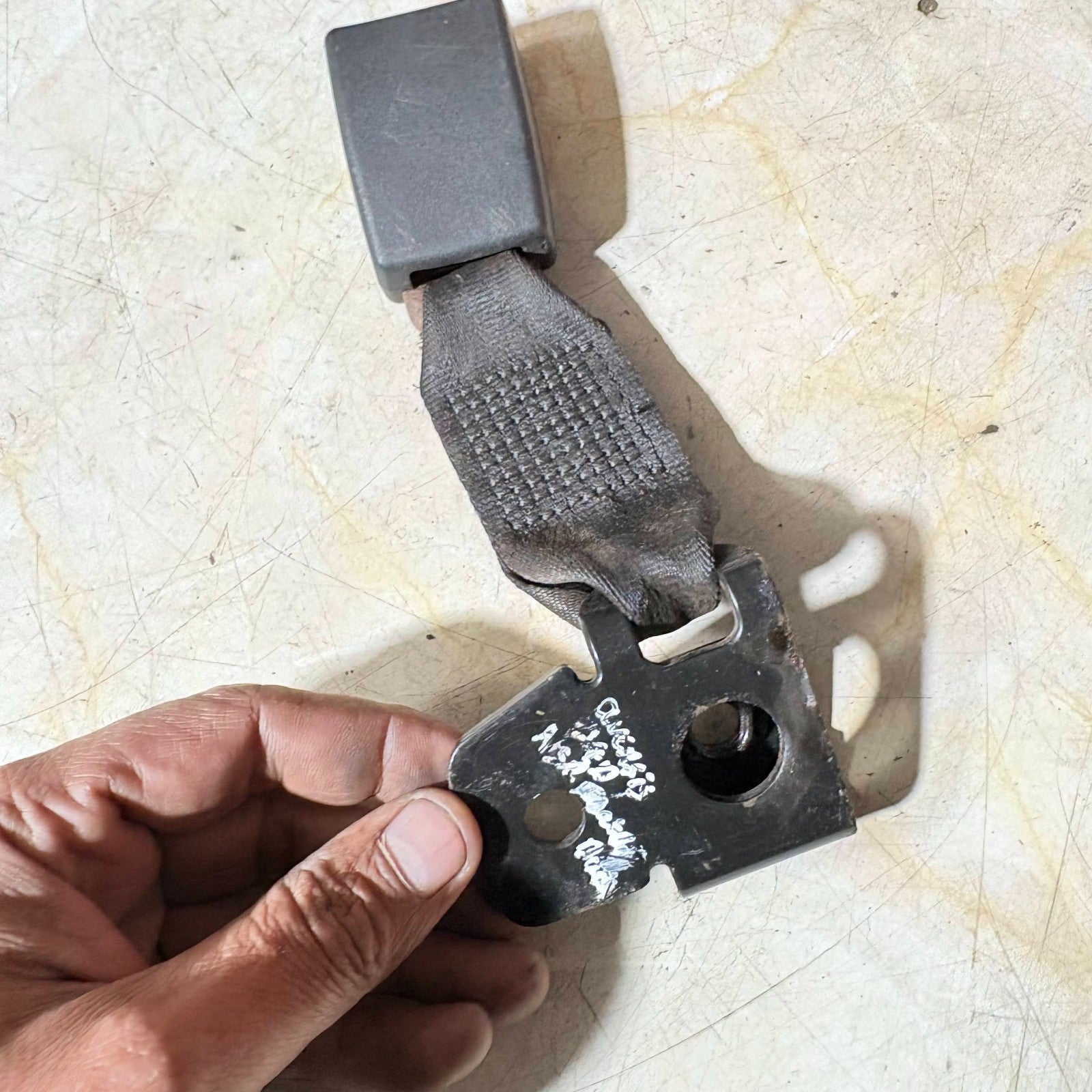 Toyota Avensis Mk1 1997-2003 Left Passenger N/S Rear Seat Belt Stalk Buckle