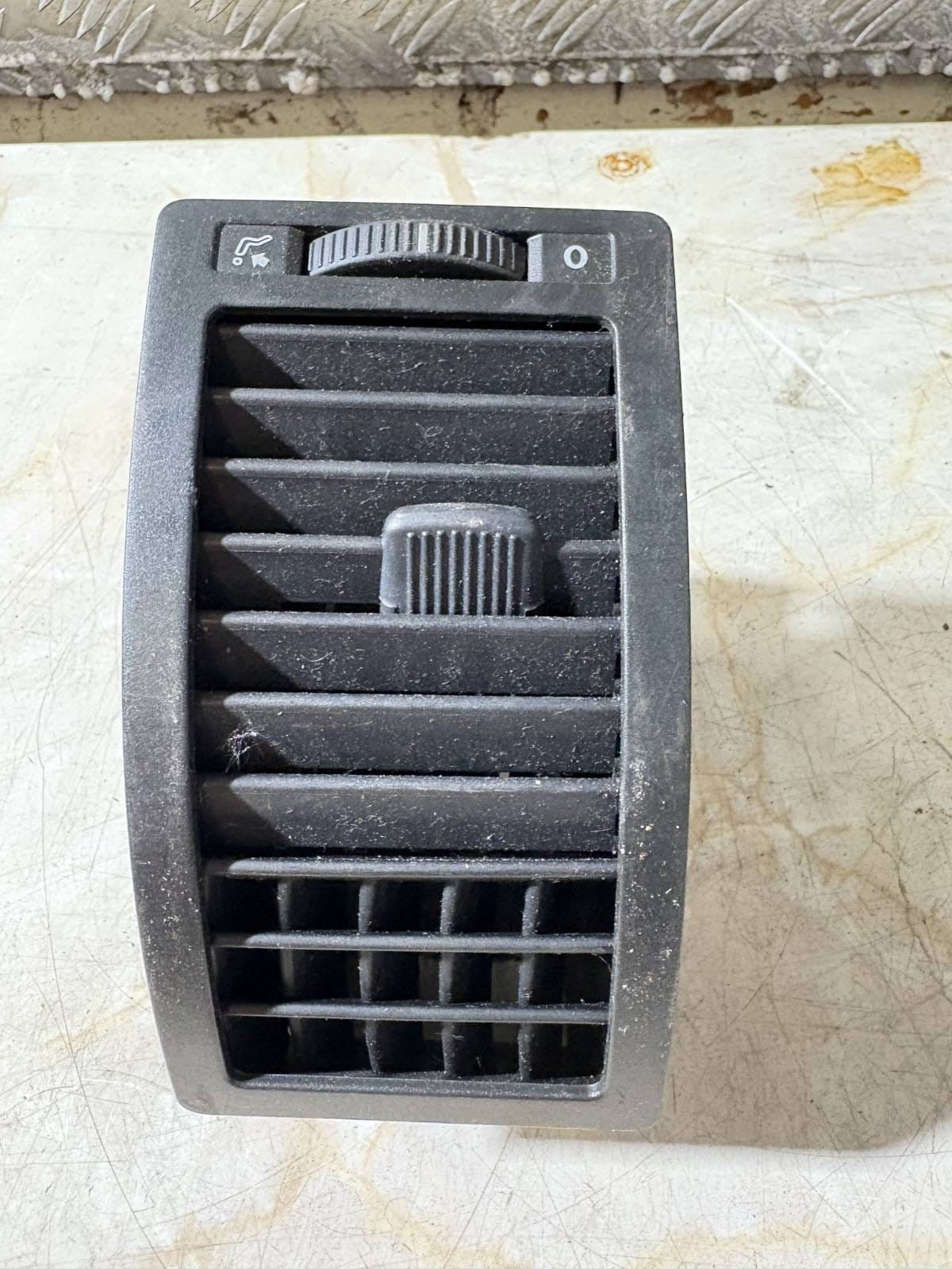 Volkswagen Polo 2009 Dash Vent (Air Vent Grille) OSF 6Q0819704