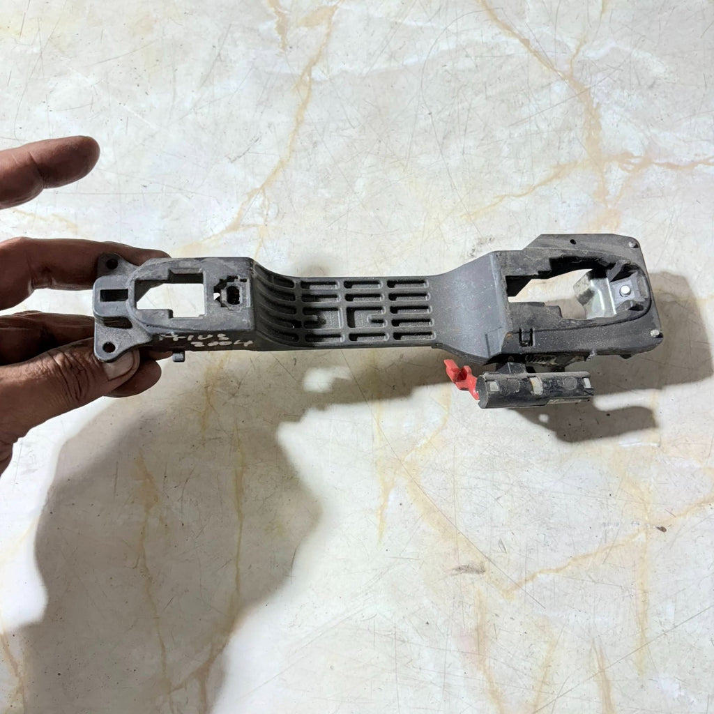 TOYOTA PRIUS XW20 2004-2009 DOOR HANDLE BRACKET DRIVER SIDE FRONT