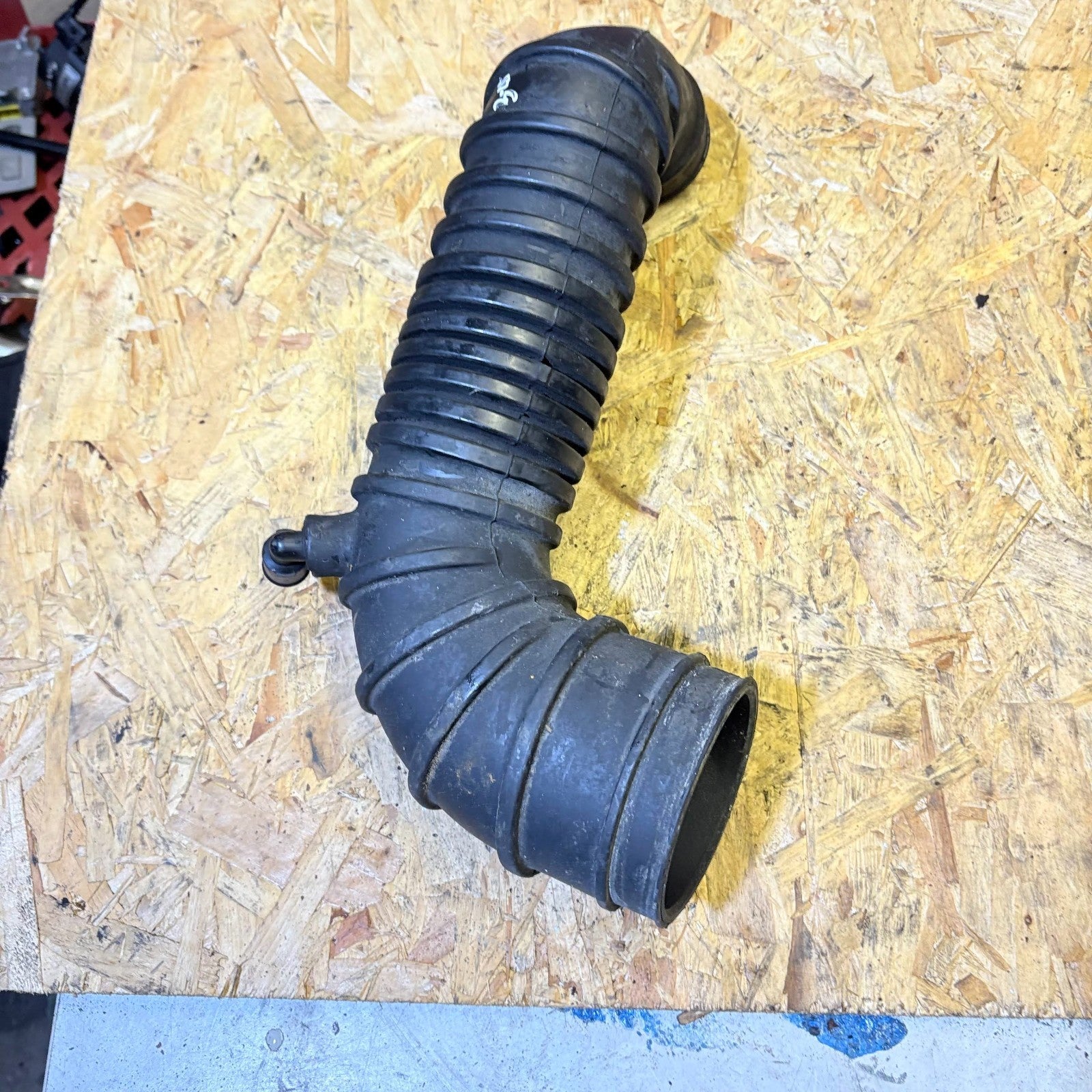Mitsubishi Shogun 2001 AIR INTAKE PIPE HOSE