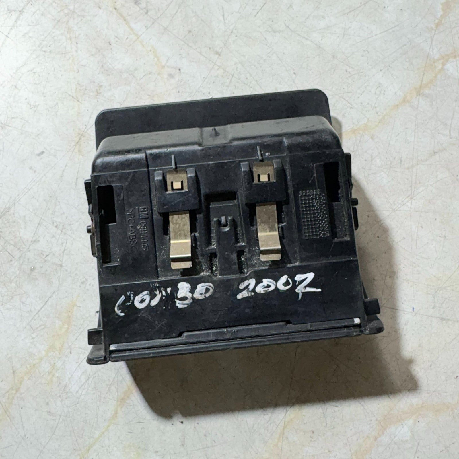 VAUXHALL COMBO 2001-2011 CAR DERIVED VAN ASHTRAY (FRONT) 09114445