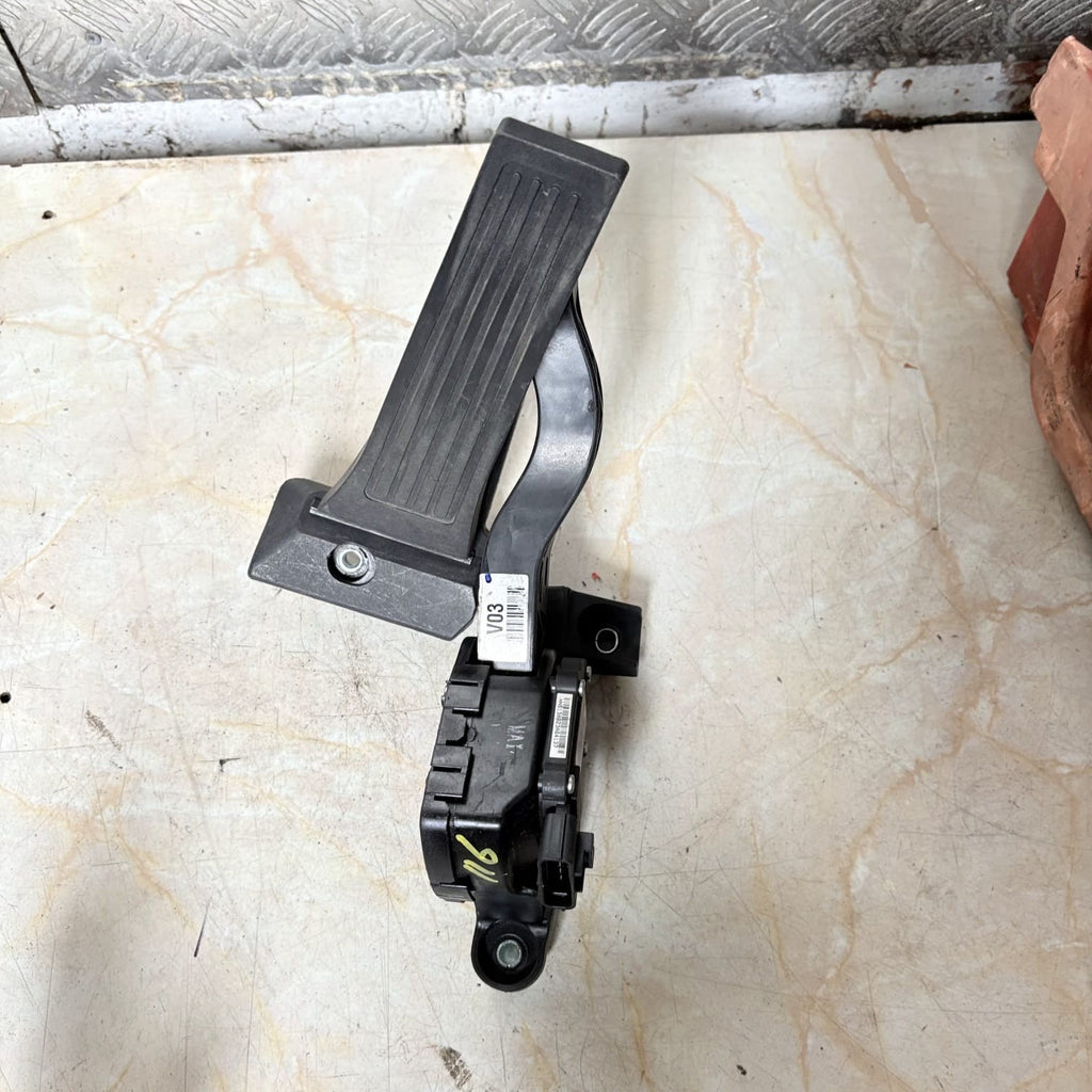 HYUNDAI I40 ACCELERATOR THROTTLE PEDAL 32727-2T900
